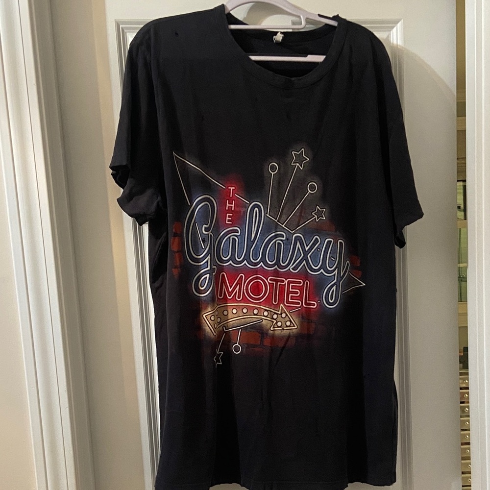🧡 Women’s distressed oversized t-shirt